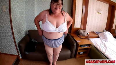 Bà mẹ béo Nhật Bản khoe bộ ngực khủng của mình và thích một món đồ chơi tình dục. Một bà mẹ châu Á 51 tuổi nói về trải nghiệm tình dục của mình. Yukiko 1 OSAKAPORN béo SỮA.