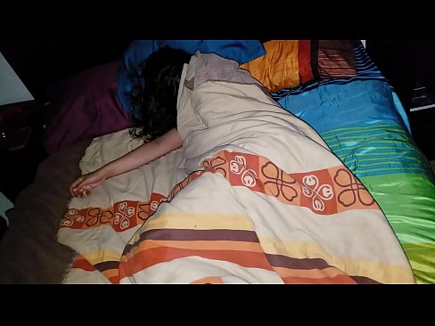 ❤️ Stepson mắng mẹ kế trẻ của mình trong khi bà ngủ. Sluts tại chúng tôi ❌❤